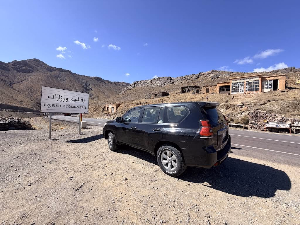 Toyota Prado negro en la carretera de Uarzazate, Marruecos